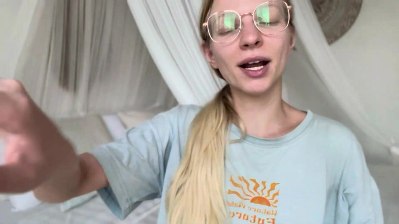 Goddess_Bella_Rae: Mama vitregă te consideră băiat bun - Asmr