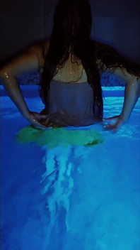 Di Kolam Renang