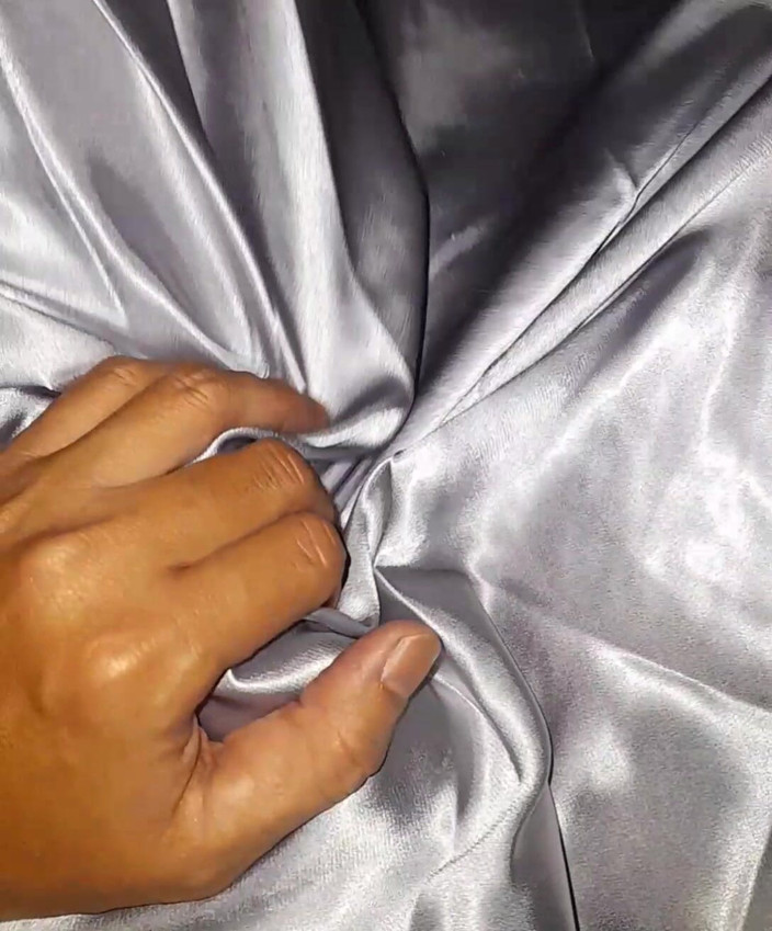 Naomisinka: Мастурбація в срібній атласній довгій сукні в машині