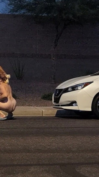 Istri semok ini suka pamer tubuh aduhainya sambil bugil di depan umum!