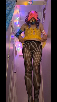 Lizzaali: Posando en mi sexy traje amarillo y pantimedias de rayas