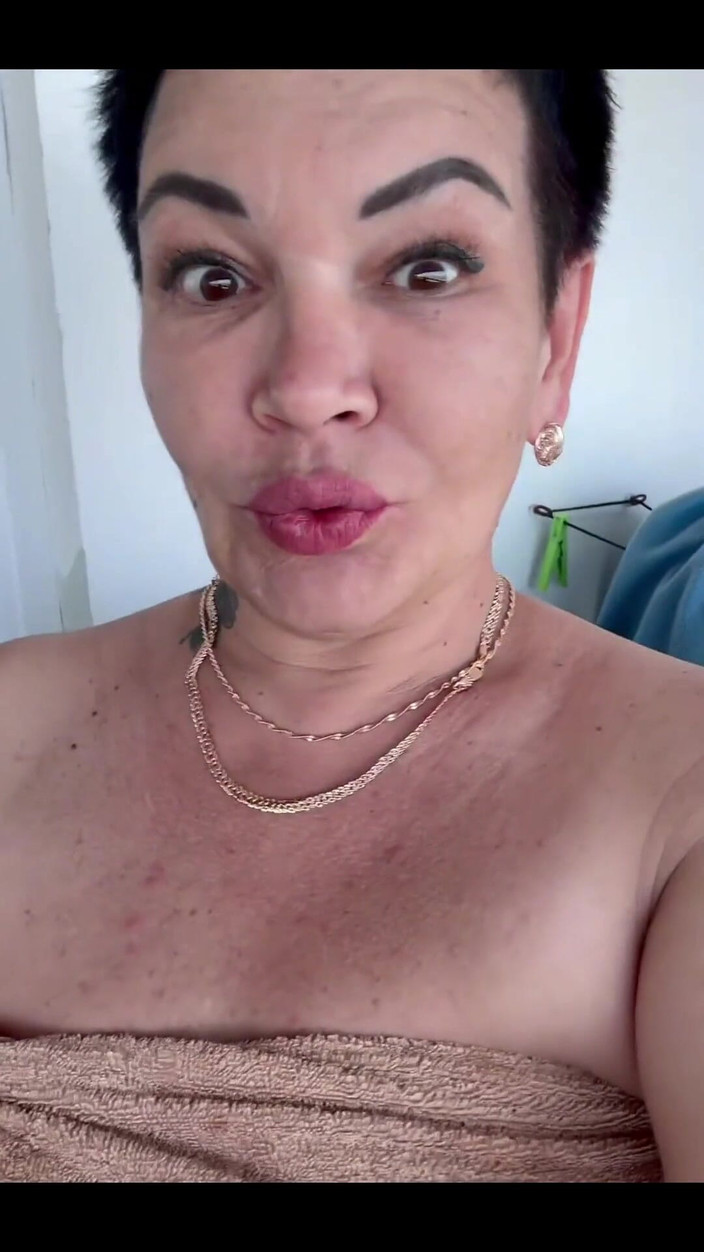 KarmenMilf: Extrémní na balkóně u moře, Hladím se, Moje kundička