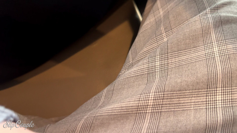 SlipCouple: Chica Cachonda Juega Con La Polla En Restaurante De Comida...