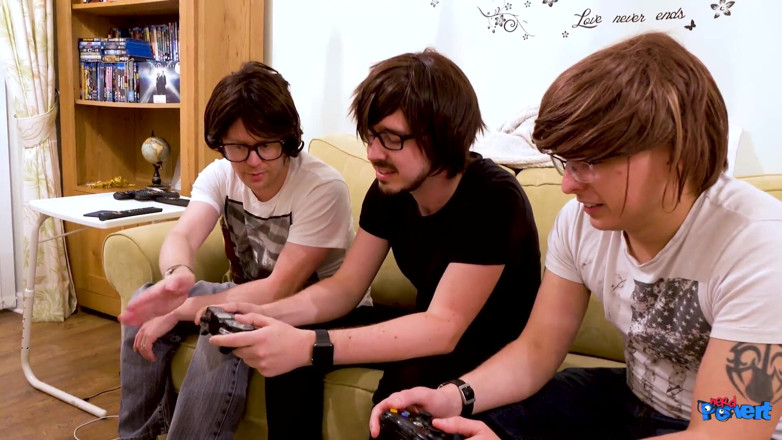 Nerd Pervert: Poppymcquireboy gioca con la fidanzata