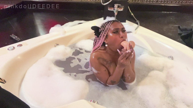 Desibhabhisimi: Dildo Fuck in Jacuzzi