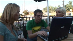 3 Bangers: Blondýnka s obrovskými prsy jezdí na chlapovi na posteli