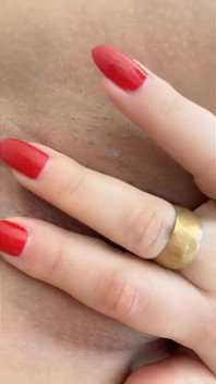 Sexy brunetka v džínových kraťasech bušená do zadku Emanuelly Raquel vyvrcholí s interaktivní hračkou