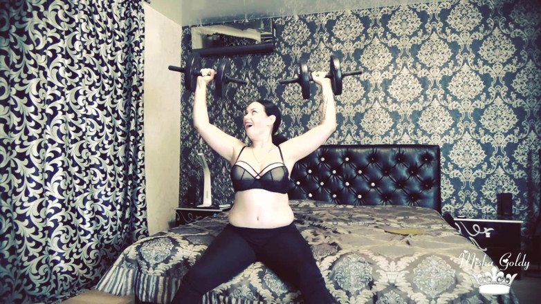Goddess Misha Goldy: Intensive Übungen und Belastung und Kämpfen mit großen Gewichten