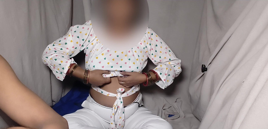 Desi step mom: Demi-sœur, haut blanc sexy 