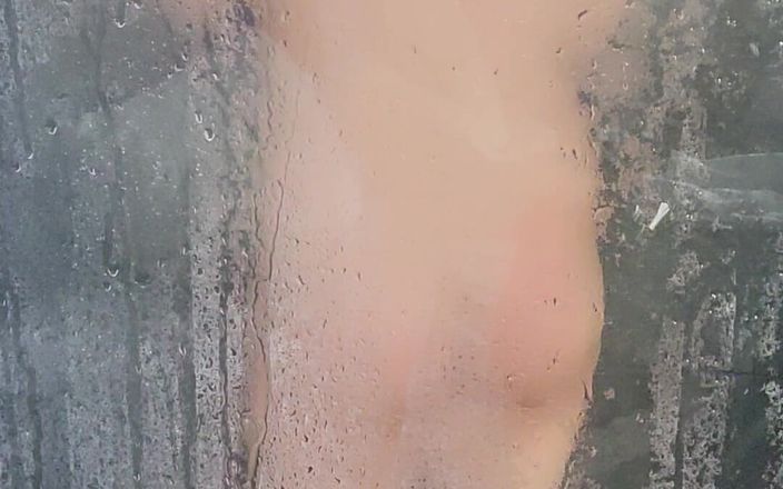 Crystal Phoenix: Ik heb een sexy dans in de badkamer