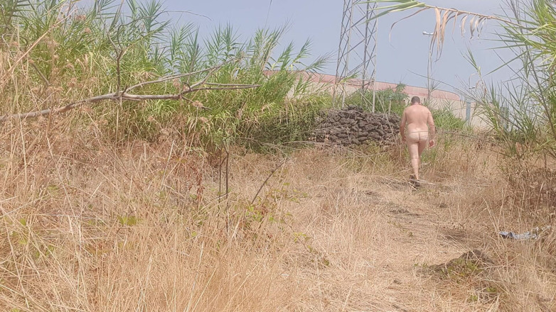 Mirko2589: Nahý chlapec venku