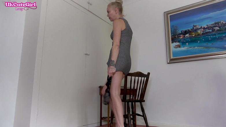 UKCuteGirl: Brat într-o fustă scurtă cu tanga: pedepsit și aplecat peste