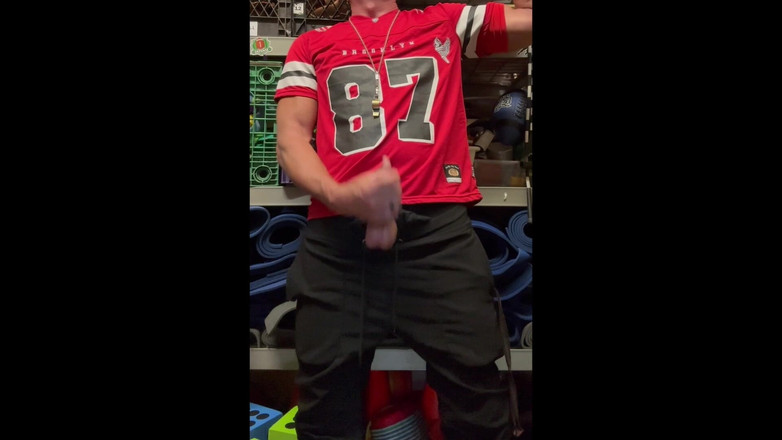 JockDad87: Jockdad87 trycker in en laddning i sin tröja med nummer 87.