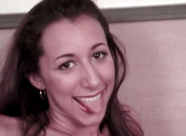 Alfacontent: Remaja brunette yang manis melebarkan kakinya dan memeknya dibor