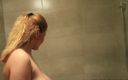 My Boobs: Nel bagno con Erin Star , lei rimbalza le tette allo...