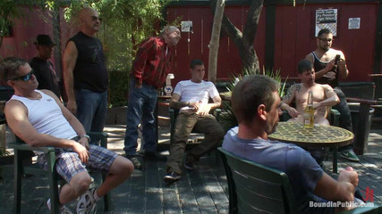 Bound in public: Natažený a pochcaný zadek Ve veřejném baru Sebastián Keys