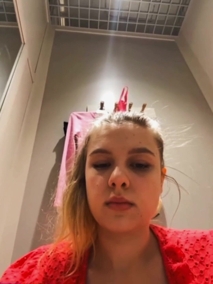 JuiceLussie: Digitación anal extrema en el probador