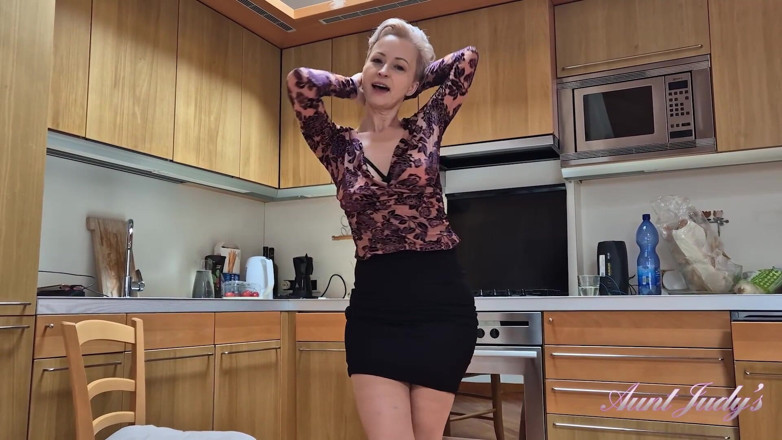 Aunt Judy's: Auntjudys - Peituda amadora milf Wanilianna sai na cozinha