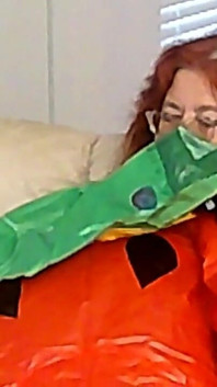 BBW-krankenschwester Vicki Bläst Einen Riesigen Plastikschwimmer, Der Wie Eine Wassermelone Aussieht