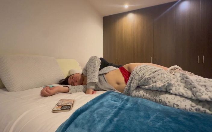 scarlettandc: Meine freundin versohlt meinen arsch und fingert mich, bis ich...
