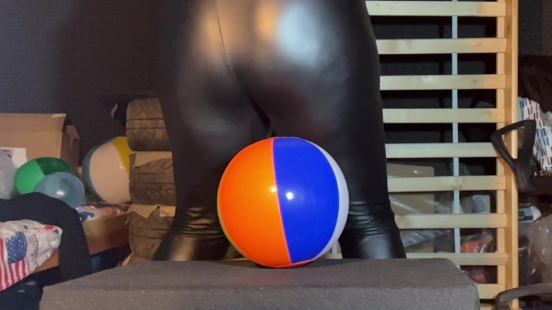 BeachBallsDuo: 11개의 비치볼과 3개의 버블 볼을 파괴하는 Bigbootylucy와 Dragon!