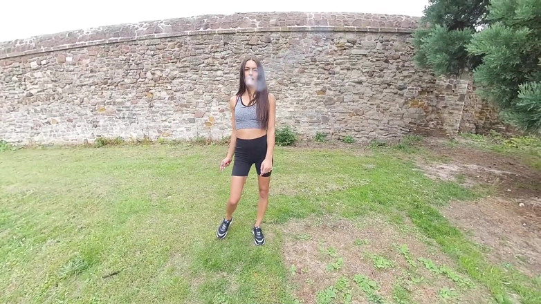 VR smokers HD-2D Videos Only: Kim model - camminata