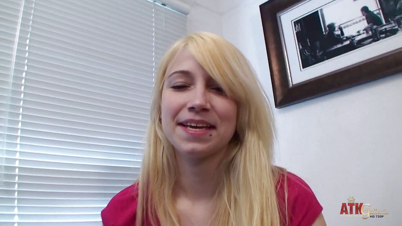 ATKIngdom: Грудасту блондинку трахає жорсткий член