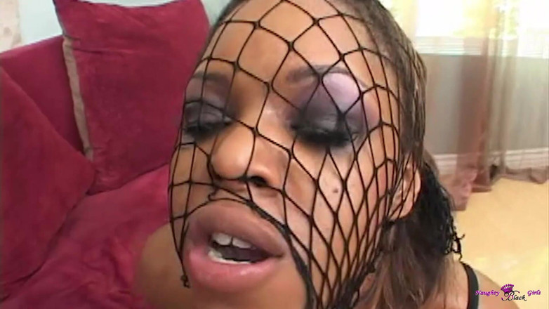 Naughty Black Girls: 彼女は何かを証明しなければならないかのように全力で返し、すべての瞬間を受け入れています。