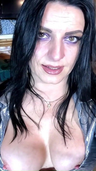 Fumar milf con grandes tetas, pantimedias rasgadas y orinar por toda mi camisa