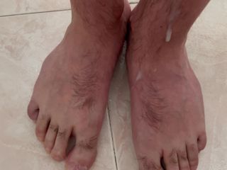 ItalianBigDick22: Італійська дрочка руками зі спермою на ноги