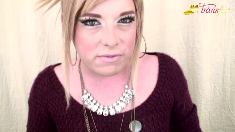 Trans and Cross-Dressers Feet: Blonde tranny Mallory and her beautiful pink nails
