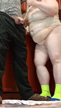 Ngocok kontol di dapur sampai crot di mulut ibu tirinya
