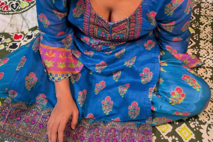 Kaleonjoybd: meri seksi bhaabhi ko mere saath chudaee ke lie kandom...