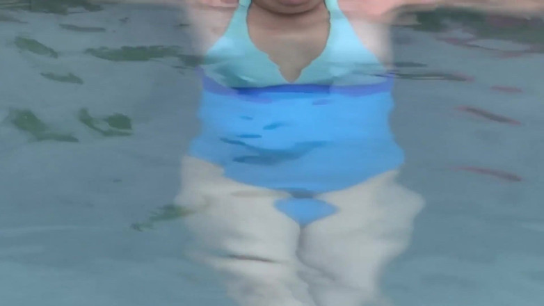 Ardientes69: Video 1 van 3 - mijn 58-jarige vrouw pronkt op het strand