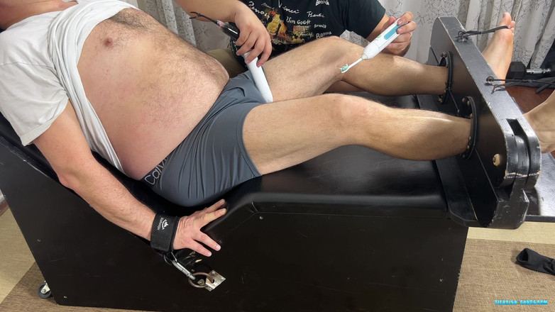 Ticklish Chubs: Zakenman overgeleverd