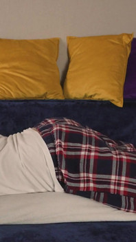 Femboy de la universidad juega con su culo apretado con sus dedos por primera vez soñando con una gran polla