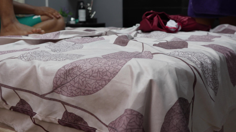 Aly: Alina svádí svého nevlastního bratra, chce být ošukána.