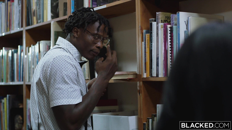 Blacked: Відтрахана чорношкірими ця королева великого чорного члена знаходить чорного ботаніка з величезним членом