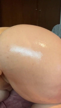 Hot Shygirlfromeurope juega con su máquina de follar, ella está tan mojada y el coño que mucho