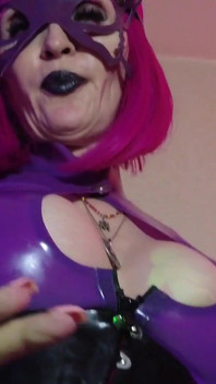 Fetiš gumová domina Eva Latexové fialové šaty maska velký zadek MILF hračky BDSM femdom sólo sexy
