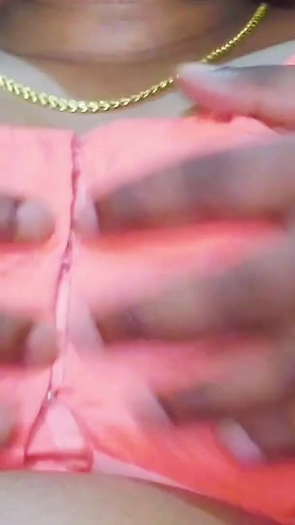 Desi Mohini: セクシーな女の子がホットな胸を描いた動画がバイラル