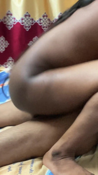 Awek miang seksi mengongkek pepek keras berkongkek tegar dengan abang ipar di dalam bilik