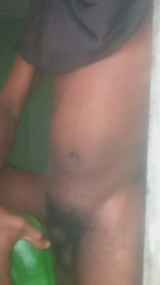 Badman4606: वह अपने पूरे शरीर पर वीर्य छोड़ता है।