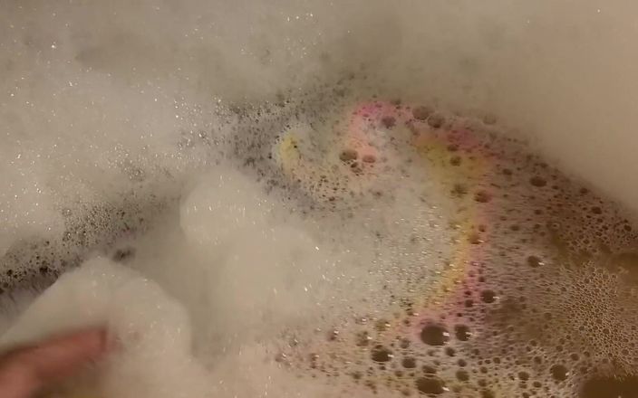 Josie4yourpleasure: Splish Splash ホットママがお風呂に入ってる