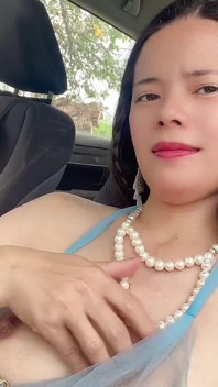 Petite Hana Show Nake Dans La Robe Bleue De La Voiture