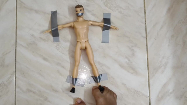 Isabel: Humiliation des pieds avec un homme minuscule