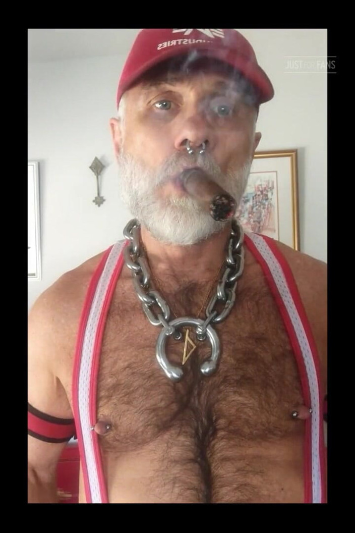MusclesCigarsFFPig: Stiefpapi beleuchtet sein gar