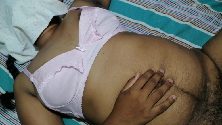 Sweety In Bed: एशियाई महिला के बालों वाले स्तन हैं
