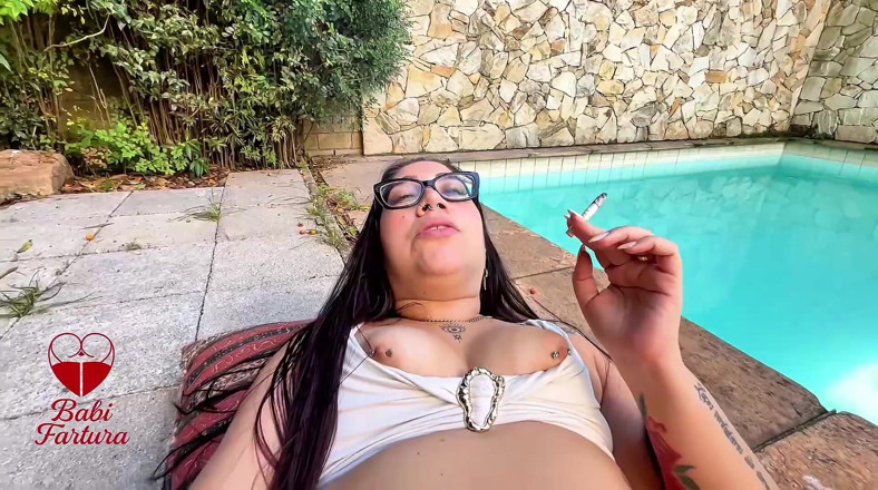 Barbara Fartura: Relaxando, Fumando E Tocando Uma Na Beira Da Piscina Com...