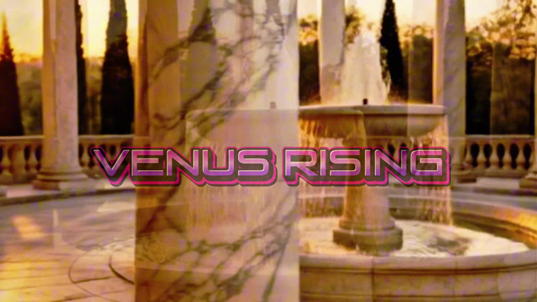 Venus Rising_Hotwife: MILF recibe un masivo facial en el patio en primer...